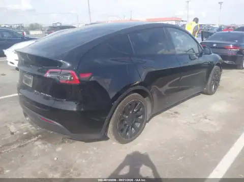 5YJYGAEE1MF304101 — 2021 Tesla Model Y, фото 4 з IAAI, Передня частина