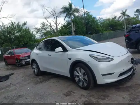 5YJYGDEE9MF153705 Tesla Model Y 2021 — Front end damage, before-repair photo