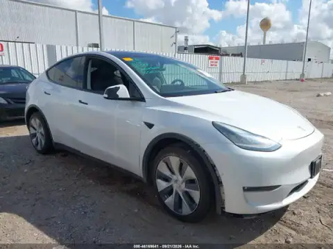 5YJYGAEE2MF211555 Tesla Model Y 2021 — Left side damage, before-repair photo