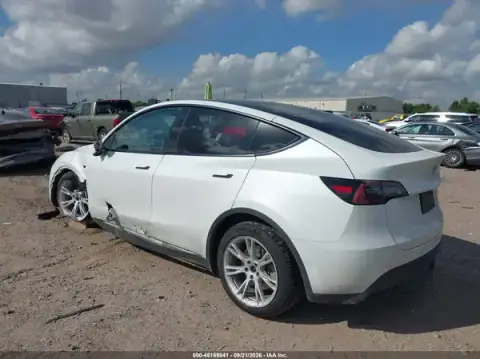 5YJYGAEE2MF211555 — 2021 Tesla Model Y, фото 3 з IAAI, Лівий бік