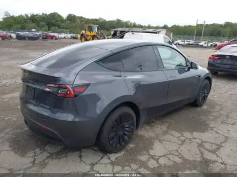 5YJYGDEE5MF144645 — 2021 Tesla Model Y, photo 4 from IAAI, Undercarriage damage