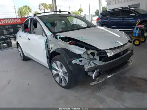 5YJYGDEE8MF069424 — 2021 Tesla Model Y, Przód (Front End), zdjęć przed naprawą