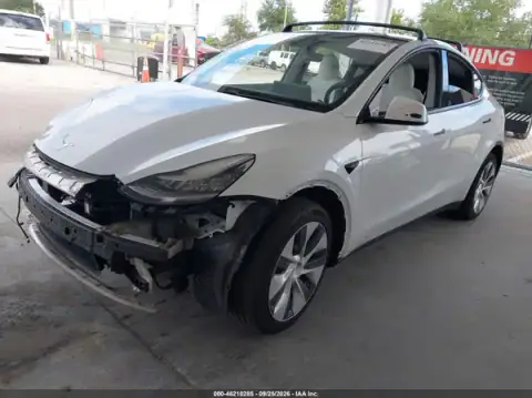 5YJYGDEE8MF069424 — 2021 Tesla Model Y, ფოტო 2, IAAI, წინა ნაწილი