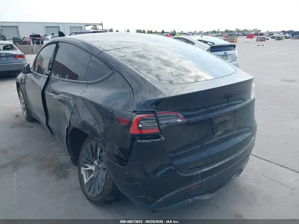 5YJYGDEE3MF075907 — 2021 Tesla Model Y, photo 3 from IAAI, Left and right sides