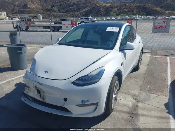 5YJYGDEE5MF251517 — 2021 Tesla Model Y, photo 2 from IAAI, Right front