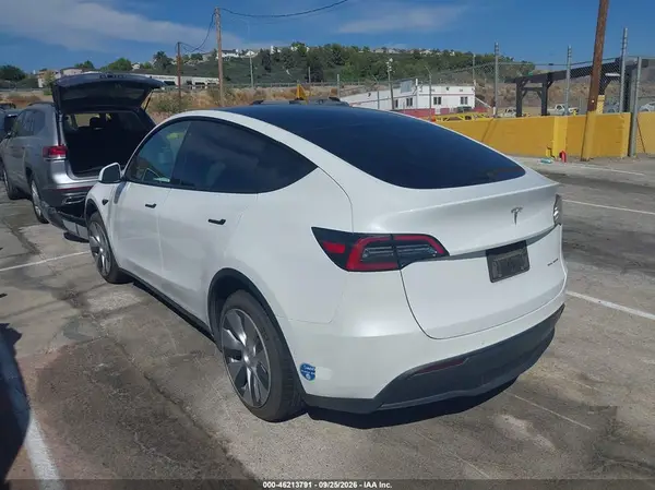 5YJYGDEE5MF251517 — 2021 Tesla Model Y, photo 3 from IAAI, Right front
