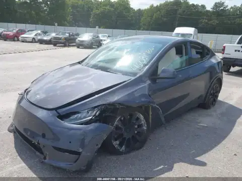 7SAYGDEE0NF329982 — 2022 Tesla Model Y, foto 2 de IAAI, Parte delantera