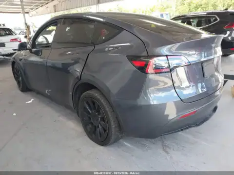 7SAYGDEE9NF480139 — 2022 Tesla Model Y, ფოტო 3, IAAI, საკიდარი