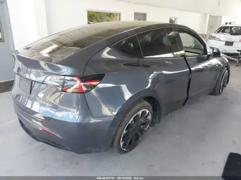 7SAYGDEE9NF480139 — 2022 Tesla Model Y, ფოტო 4, IAAI, საკიდარი
