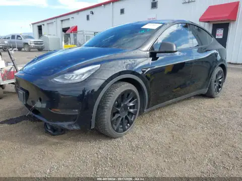7SAYGDEE8NF480200 — 2022 Tesla Model Y, foto 2 de IAAI 23.10.2026, Delantera derecha