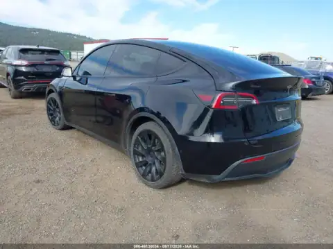 7SAYGDEE8NF480200 — 2022 Tesla Model Y, foto 3 de IAAI 23.10.2026, Delantera derecha