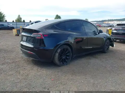 7SAYGDEE8NF480200 — 2022 Tesla Model Y, foto 4 de IAAI 23.10.2026, Delantera derecha