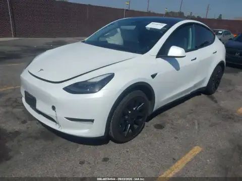7SAYGAEE5NF556924 — 2022 Tesla Model Y, foto 2 de IAAI, Trasera derecha