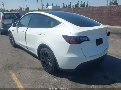 7SAYGAEE5NF556924 — 2022 Tesla Model Y, foto 3 de IAAI, Trasera derecha