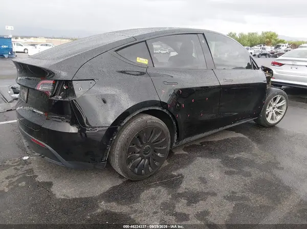7SAYGDEE9NA001568 — 2022 Tesla Model Y, photo 4 from IAAI, Front and rear