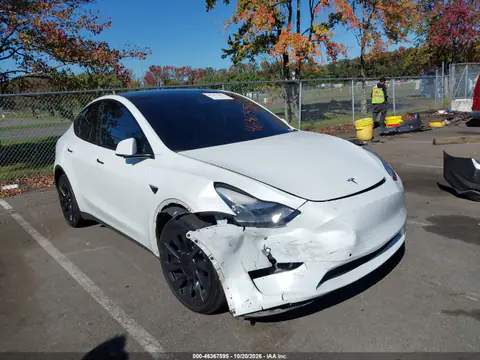 7SAYGDEE1NF386529 — 2022 Tesla Model Y, передняя часть справа, фото до ремонта