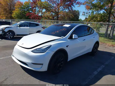 7SAYGDEE1NF386529 — 2022 Tesla Model Y, ფოტო 2, IAAI, წინა მარჯვენა ნაწილი