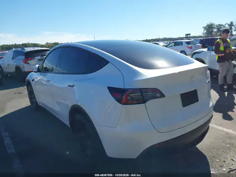 7SAYGDEE1NF386529 — 2022 Tesla Model Y, ფოტო 3, IAAI, წინა მარჯვენა ნაწილი