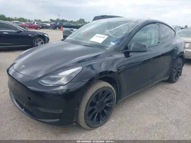 7SAYGAEE0PF703945 — 2023 Tesla Model Y, zdjęcie 2 z IAAI 15.10.2026, Prawy bok
