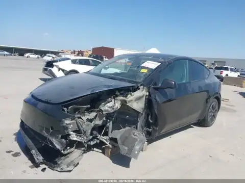 7SAYGDED2PF916677 — 2023 Tesla Model Y, foto 2 de IAAI, Parte delantera y trasera