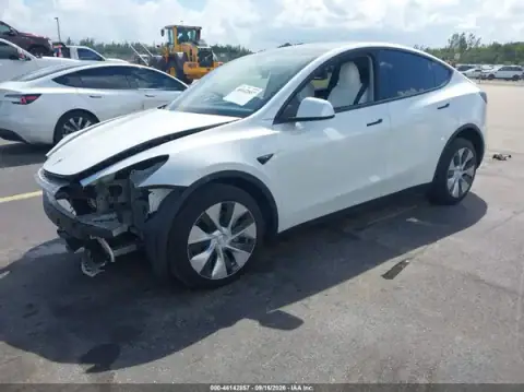 7SAYGDEE2PF796601 — 2023 Tesla Model Y, foto 2 de IAAI, Delantera derecha