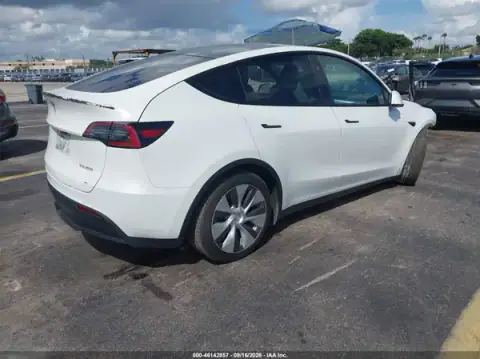 7SAYGDEE2PF796601 — 2023 Tesla Model Y, foto 4 de IAAI, Delantera derecha