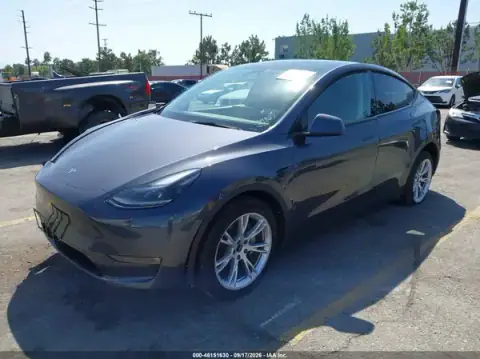 7SAYGDEE6PF902757 — 2023 Tesla Model Y, photo 2 from IAAI, Right side