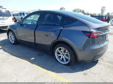 7SAYGDEE6PF902757 — 2023 Tesla Model Y, photo 3 from IAAI, Right side