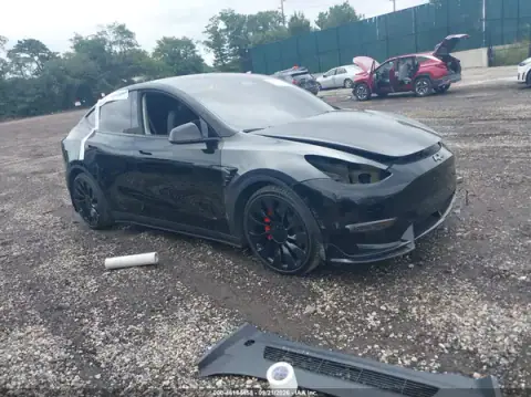 7SAYGDEF0PF922348 — 2023 Tesla Model Y, Inundación (Flood), fotos antes de reparar