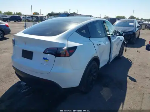7SAYGAEE5PF939605 — 2023 Tesla Model Y, photo 4 from IAAI, Right side