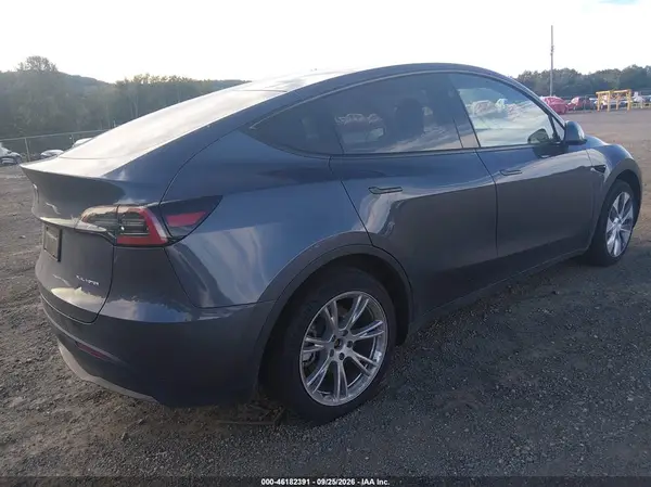 7SAYGDEE5PF856693 — 2023 Tesla Model Y, фото 4 с аукциона IAAI, Подтопление пресной водой