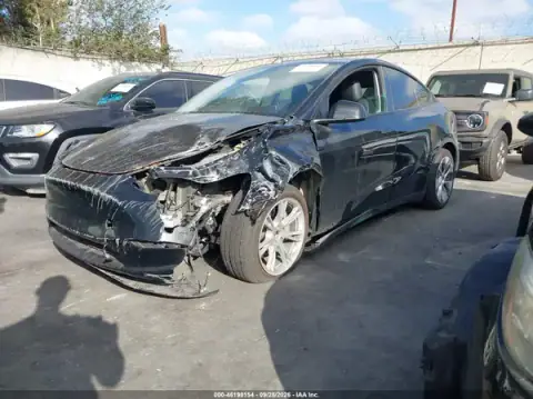 7SAYGAEE9PF754151 — 2023 Tesla Model Y, foto 2 de IAAI, Delantera izquierda