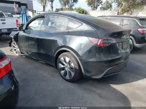 7SAYGAEE9PF754151 — 2023 Tesla Model Y, foto 3 de IAAI, Delantera izquierda
