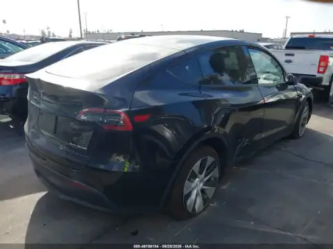 7SAYGAEE9PF754151 — 2023 Tesla Model Y, foto 4 de IAAI, Delantera izquierda