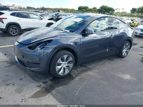 7SAYGDED9PF946744 — 2023 Tesla Model Y, фото 2 с аукциона IAAI, левый и правый бока