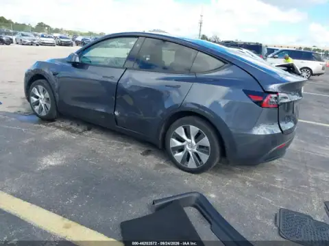 7SAYGDED9PF946744 — 2023 Tesla Model Y, фото 3 с аукциона IAAI, левый и правый бока