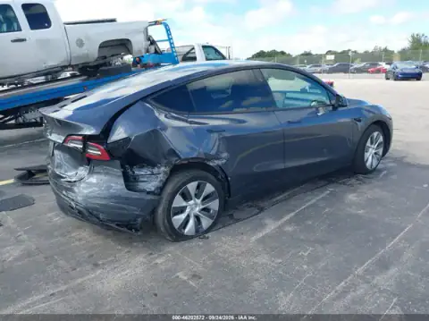 7SAYGDED9PF946744 — 2023 Tesla Model Y, фото 4 с аукциона IAAI, левый и правый бока