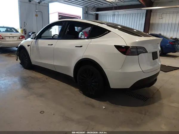 7SAYGDEE3PF615053 — 2023 Tesla Model Y, фото 3 с аукциона IAAI, Передняя часть