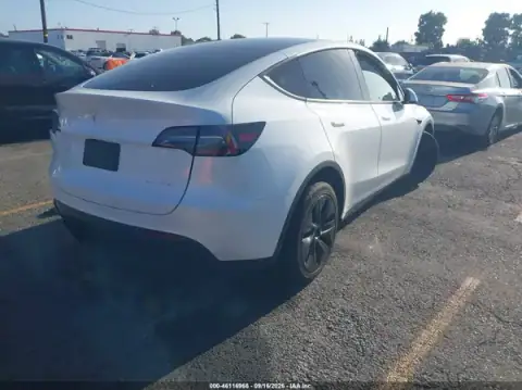 7SAYGDEE2RF152048 — 2024 Tesla Model Y, foto 4 de IAAI, Lado izquierdo