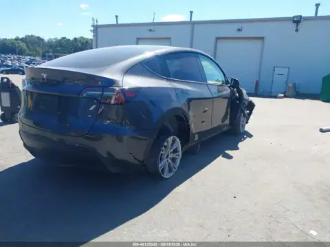 7SAYGDEDXRF095881 — 2024 Tesla Model Y, zdjęcie 4 z IAAI, Przód