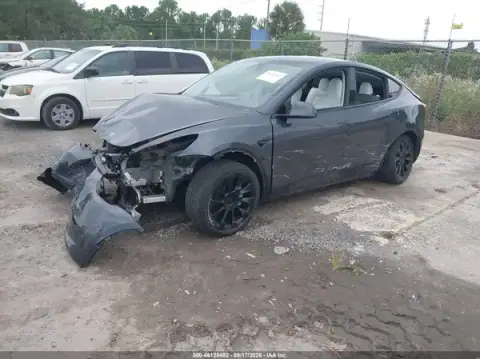 7SAYGDED3RA299063 — 2024 Tesla Model Y, zdjęcie 2 z IAAI, Przód