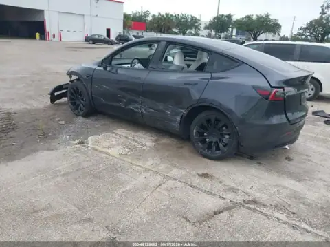 7SAYGDED3RA299063 — 2024 Tesla Model Y, zdjęcie 3 z IAAI, Przód