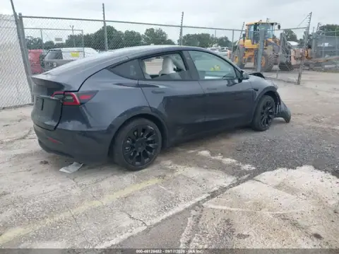 7SAYGDED3RA299063 — 2024 Tesla Model Y, zdjęcie 4 z IAAI, Przód