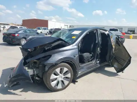 7SAYGDEE6RF090332 — 2024 Tesla Model Y, zdjęcie 2 z IAAI, Przód