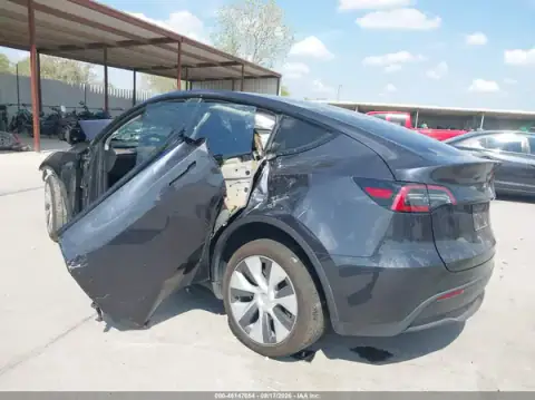 7SAYGDEE6RF090332 — 2024 Tesla Model Y, zdjęcie 3 z IAAI, Przód