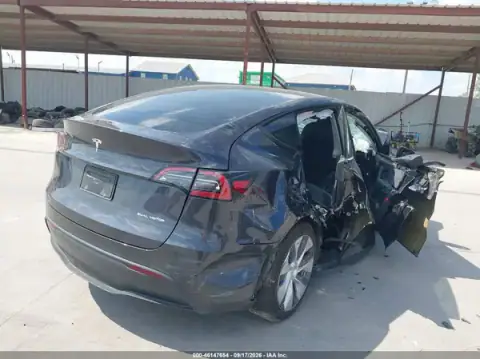 7SAYGDEE6RF090332 — 2024 Tesla Model Y, zdjęcie 4 z IAAI, Przód