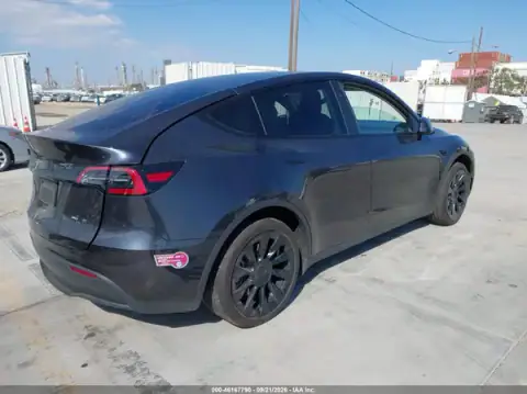7SAYGDED6RF057726 — 2024 Tesla Model Y, zdjęcie 4 z IAAI, Lewy bok