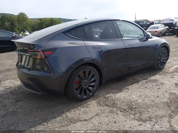 2024 TESLA MODEL Y VIN 7SAYGDEF3RA266159 фото 4