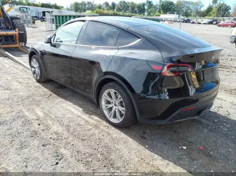 7SAYGDEE0RA225740 — 2024 Tesla Model Y, photo 3 from IAAI, Flood