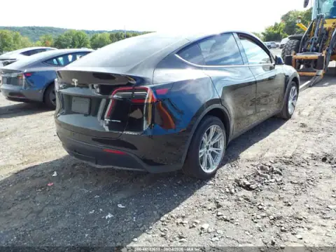 7SAYGDEE0RA225740 — 2024 Tesla Model Y, photo 4 from IAAI, Flood